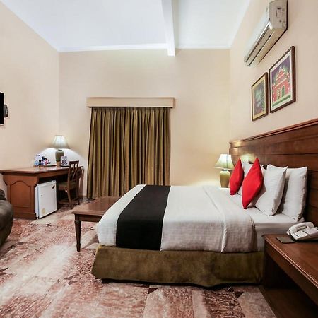 Capital O 10953 Dayal Lodge - A Boutique Hotel Агра Екстериор снимка