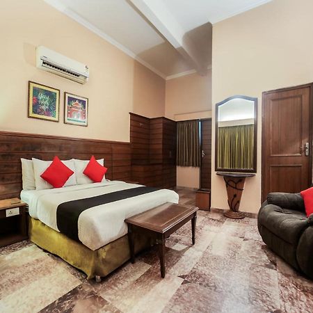 Capital O 10953 Dayal Lodge - A Boutique Hotel Агра Екстериор снимка