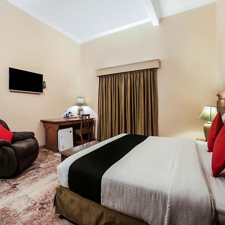 Capital O 10953 Dayal Lodge - A Boutique Hotel Агра Екстериор снимка