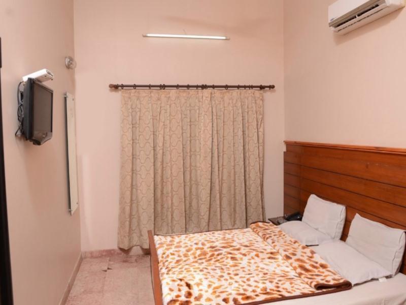 Capital O 10953 Dayal Lodge - A Boutique Hotel Агра Екстериор снимка
