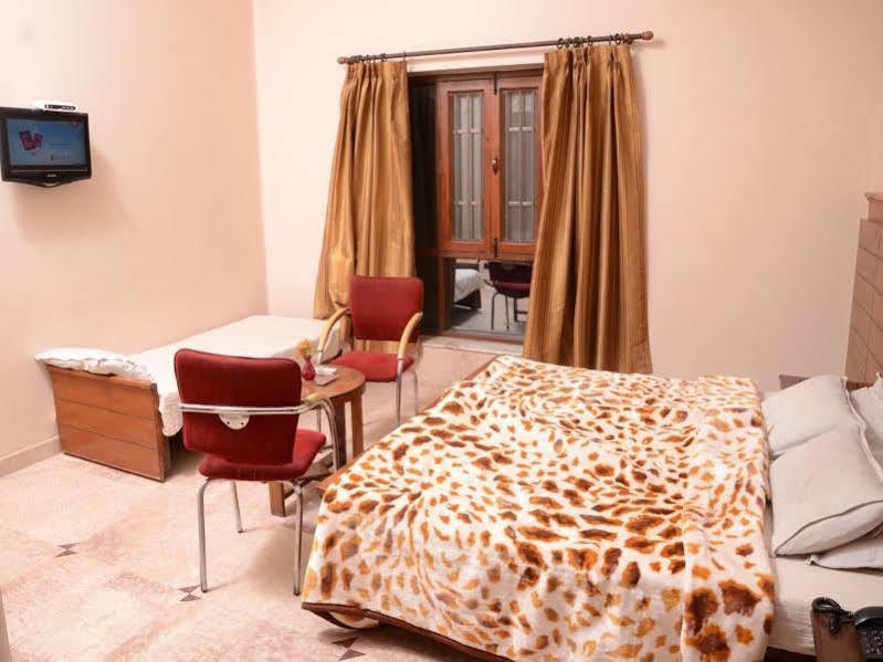 Capital O 10953 Dayal Lodge - A Boutique Hotel Агра Екстериор снимка