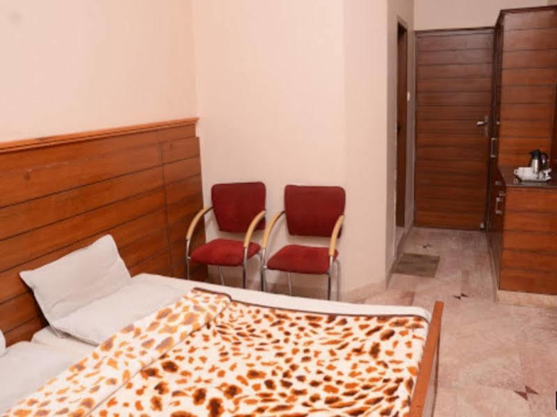 Capital O 10953 Dayal Lodge - A Boutique Hotel Агра Екстериор снимка