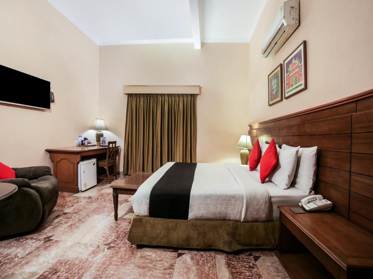 Capital O 10953 Dayal Lodge - A Boutique Hotel Агра Екстериор снимка