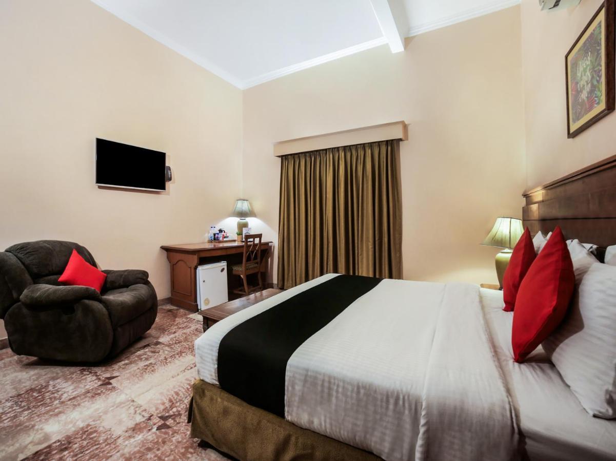 Capital O 10953 Dayal Lodge - A Boutique Hotel Агра Екстериор снимка