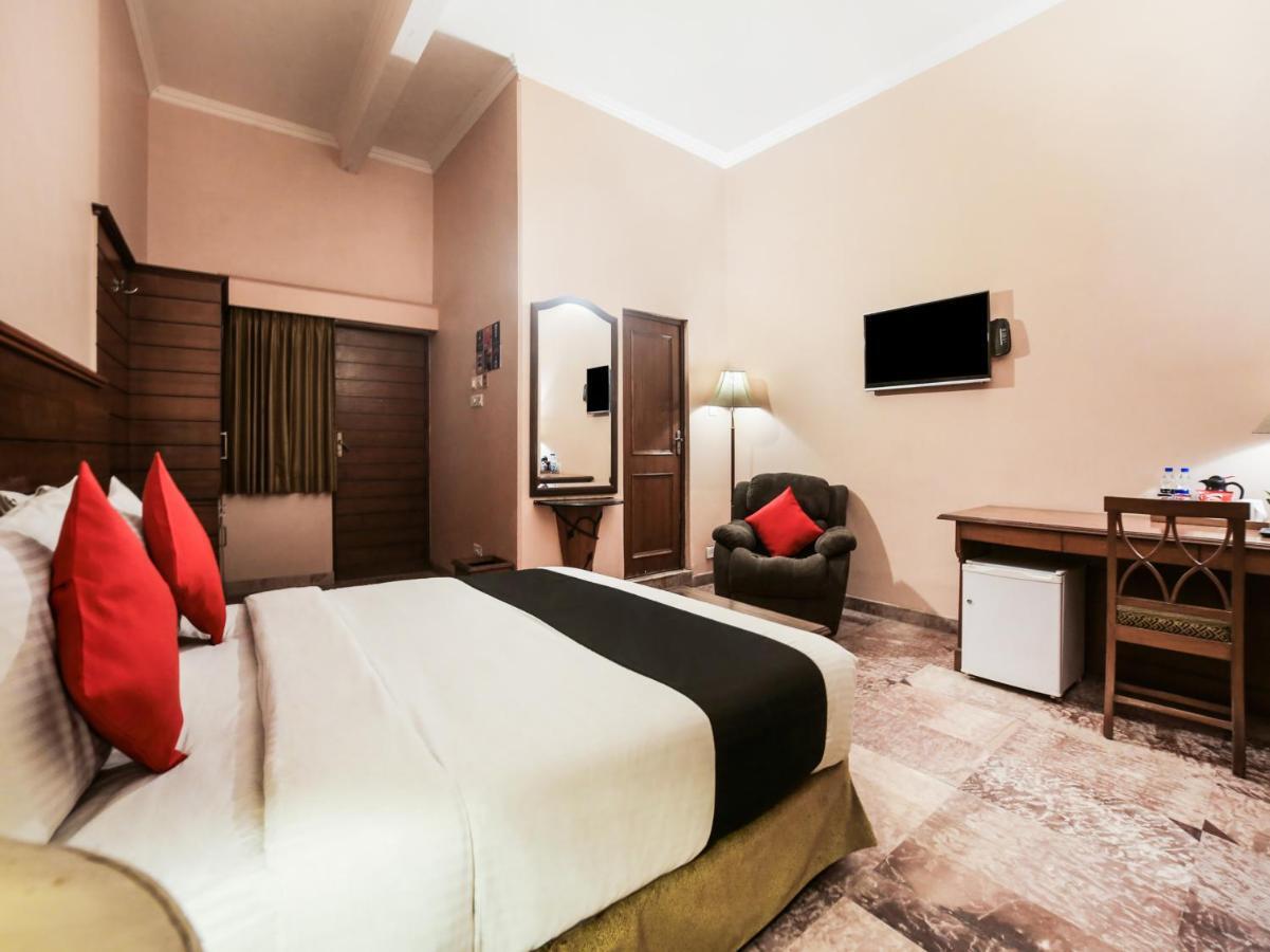 Capital O 10953 Dayal Lodge - A Boutique Hotel Агра Екстериор снимка