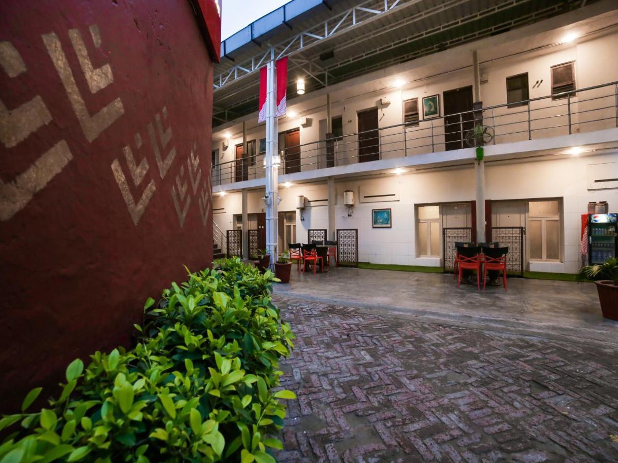 Capital O 10953 Dayal Lodge - A Boutique Hotel Агра Екстериор снимка